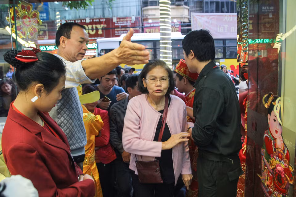 Những vị khách đầu tiên trong ngày. (Ảnh: Minh Sơn/Vietnam+)
