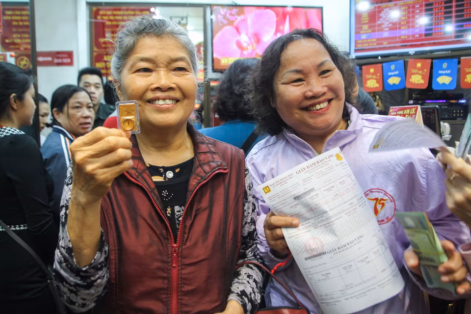 Niềm vui khi mua được chỉ vàng đầu tiên. (Ảnh: Minh Sơn/Vietnam+)