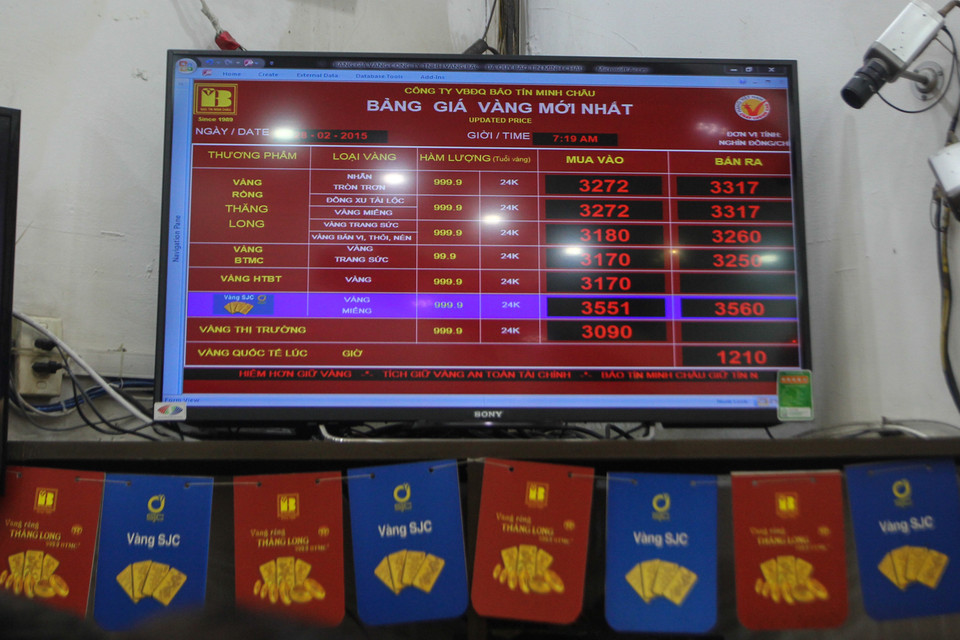Cận cảnh giá vàng ngày Thần tài gõ cửa. (Ảnh: Minh Sơn/Vietnam+)