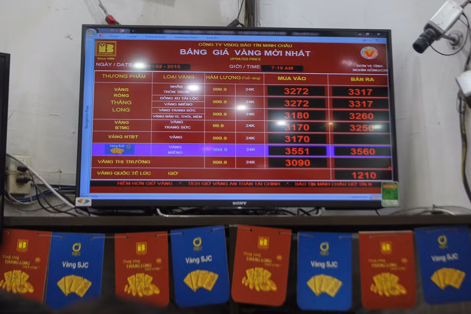 Cận cảnh giá vàng ngày Thần tài gõ cửa. (Ảnh: Minh Sơn/Vietnam+)