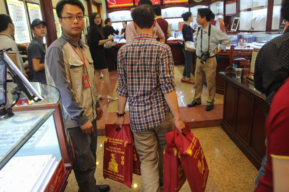 Đến 8 giờ sáng, vàng nửa chỉ, 1 chỉ, 2 chỉ hết sạch, cửa hàng đã phải bổ sung liên tục vàng. (Ảnh: Minh Sơn/Vietnam+)