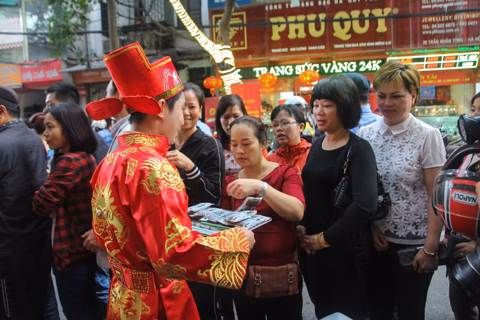 Nhiều cửa hàng cho nhân viên mình mặc quần áo giả ông Lộc để thu hút khách hàng. (Ảnh: Minh Sơn/Vietnam+)