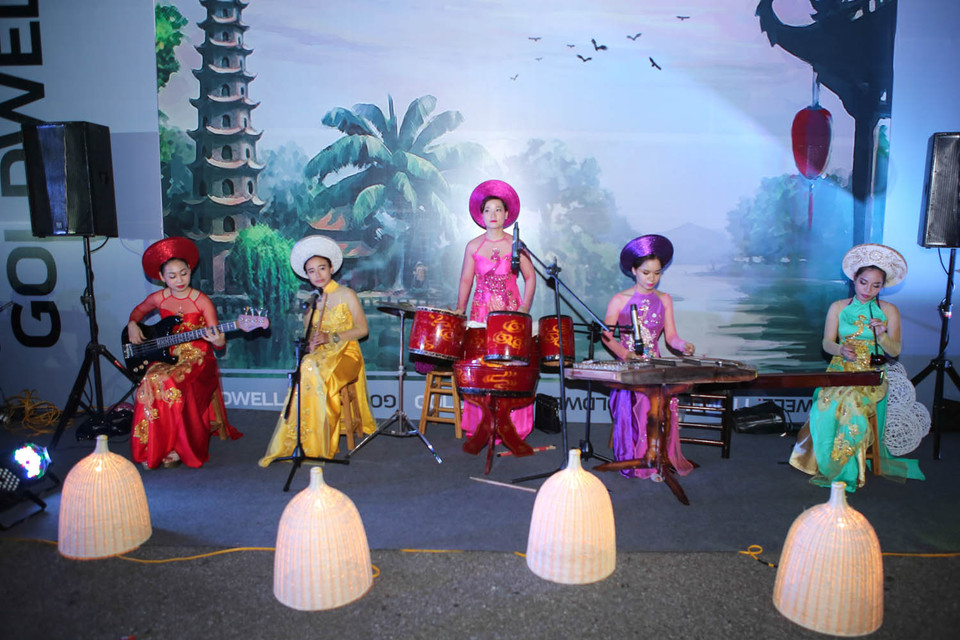 Chương trình cũng tái hiện lại một bảo tàng lịch sử bằng không gian âm nhạc của 3 miền như đờn ca tài tử Nam bộ. (Ảnh: PV/Vietnam+)