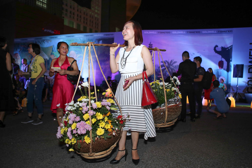 Ban tổ chức cho biết họ muốn cho các bạn trẻ tự hóa thân thành những chàng trai, cô gái nông thôn để họ có cơ hội được trải nghiệm cuộc sống của ngày xưa. (Ảnh: PV/Vietnam+)