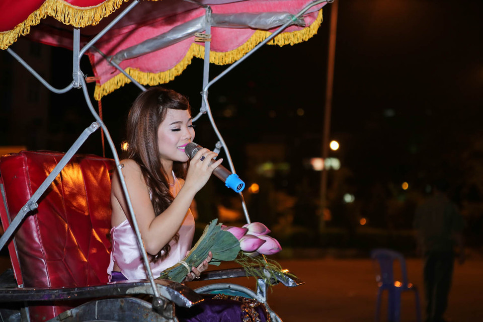 Với 2 ca khúc dân gian đương đại: Son và Mái đình làng biển , cô đã mang đến một phong cách hoàn toàn khác lạ cho người nghe. (Ảnh: PV/Vietnam+)