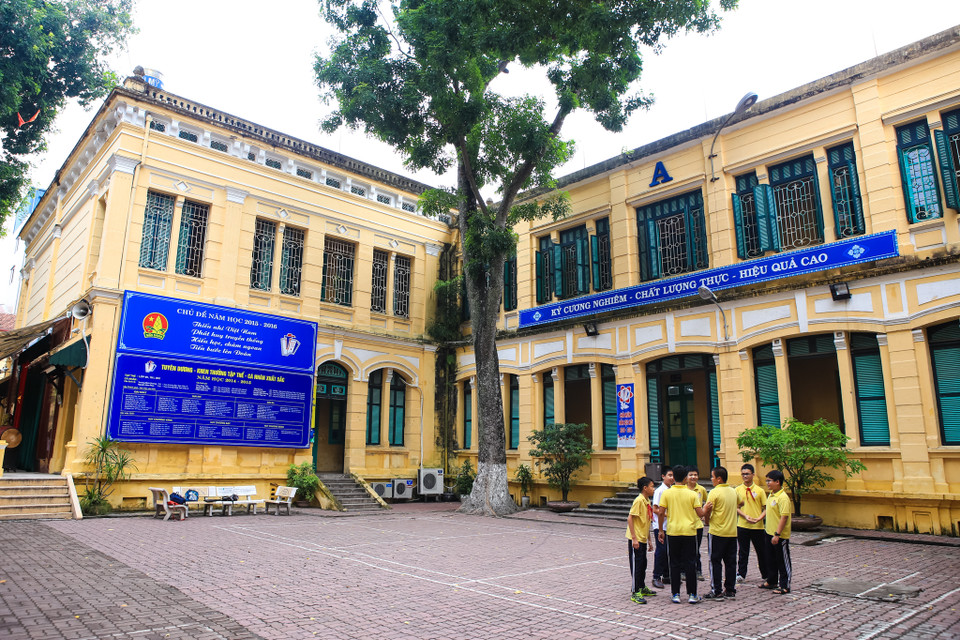 Một số cựu học sinh nổi tiếng của trường có thể kể đến như giáo sư Hoàng Xuân Sính - nữ tiến sĩ khoa học ngành Toán học đầu tiên của Việt Nam; Hoàng Lê Minh – học viên Việt Nam đầu tiên đạt Huy chương vàng Olympic Toán quốc tế; giáo sư Ngô Bảo Châu - giáo sư trẻ nhất Việt Nam, người Việt Nam đầu tiên được nhận được giải thưởng toán học Fields…(Ảnh: Minh Sơn/Vietnam+)