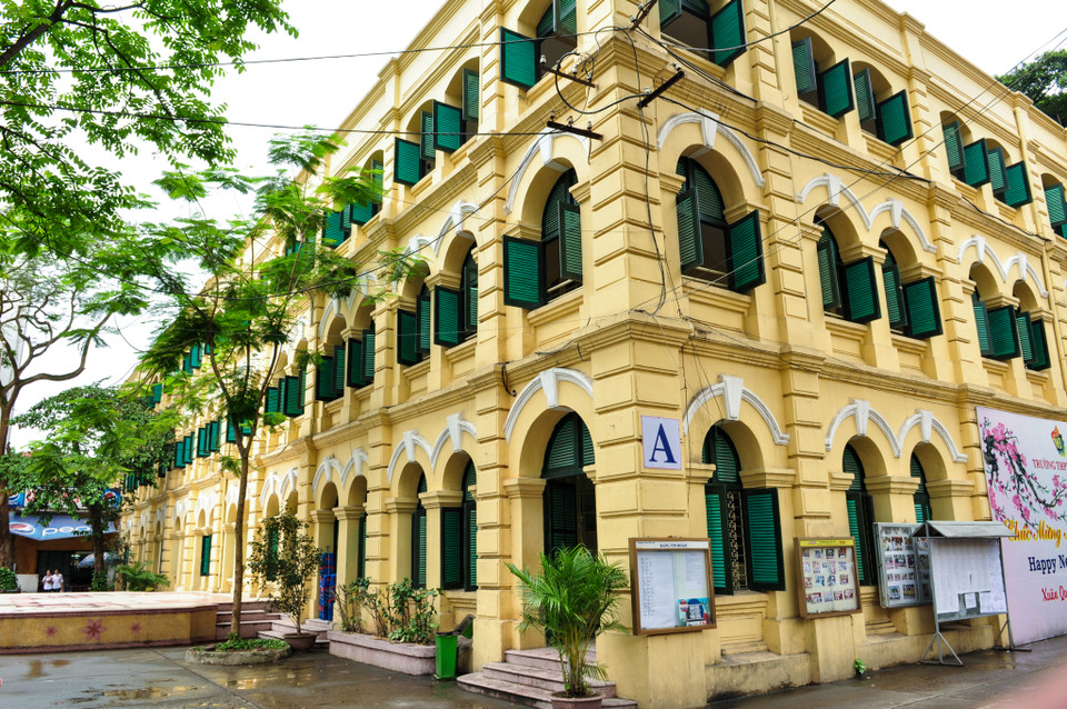 Trải qua nhiều thăng trầm, lối kiến trúc đặc trưng thời Pháp của ngôi trường vẫn được giữ gìn nguyên vẹn. (Ảnh: Minh Sơn/Vietnam+)