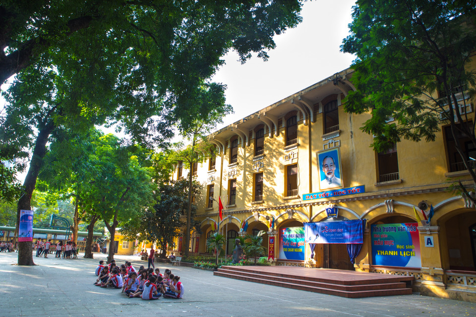 Tên tuổi của trường có thể sánh ngang với các trường cấp 3 danh tiếng khác như trường Bưởi, trường Đồng Khánh. Bước sang tuổi 92, ngôi trường vẫn giữ được tầm vóc là một trong những trường Trung học phổ thông hàng đầu Hà Nội. (Ảnh: Minh Sơn/Vietnam+)
