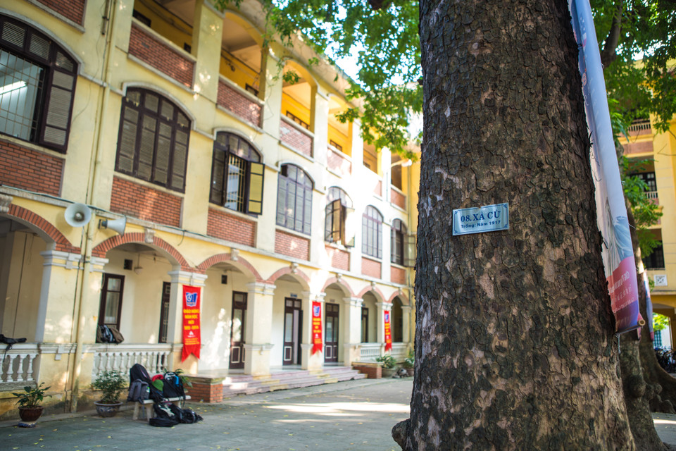 Điểm đặc biệt, ngôi trường có hai cổng đều mở ra những trục đường chính rất đẹp của Thủ đô là Phan Đình Phùng và Cửa Bắc. (Ảnh: Minh Sơn/Vietnam+)