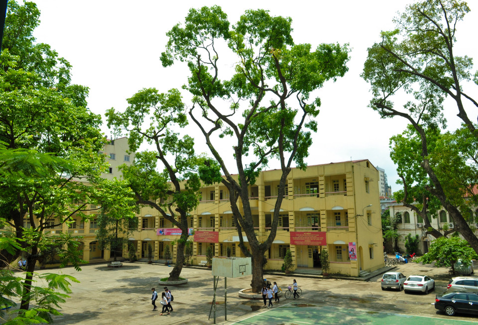 Từ năm 1970, trường được tách thành 2 trường là trường Phổ thông trung học Việt Đức (học buổi sáng) và trường Phổ thông trung học Lý Thường Kiệt (học buổi chiều). Đến năm 1977, 2 trường này sáp nhập 