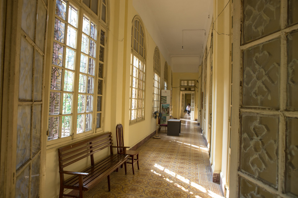 Những hàng lang cổ kính đặc trưng của ngôi trường. Những nét kiến trúc cổ xưa mà bây giờ khó có thể tìm được ở Thủ đô. (Ảnh: Minh Sơn/Vietnam+)