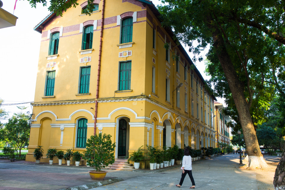 Qua nhiều năm thăng trầm, trường vẫn nằm tại số 10 Thụy Khuê (Tây Hồ) với lối kiến trúc hoa lệ và độc đáo từ thời Pháp. (Ảnh: Minh Sơn/Vietnam+)