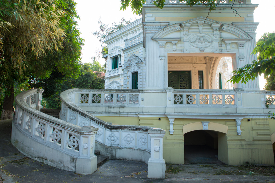 Tòa nhà cổ kính và đẹp nhất của trường là khu thư viện hay được gọi với cái tên Nhà Bát Giác, được xây dựng từ năm 1898. (Ảnh: Minh Sơn/Vietnam+)