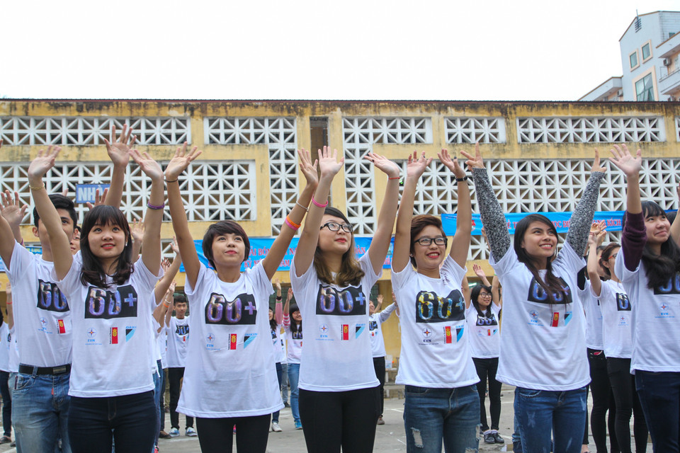 Tất cả các bạn sinh viên đã đồng loạt giơ tay hô vang khẩu hiệu này. (Ảnh: Minh Sơn/Vietnam+)