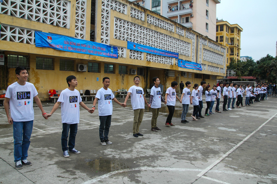 Cùng nắm tay nhau tạo nên một chữ 60+ EPU khổng lồ. (Ảnh: Minh Sơn/Vietnam+)