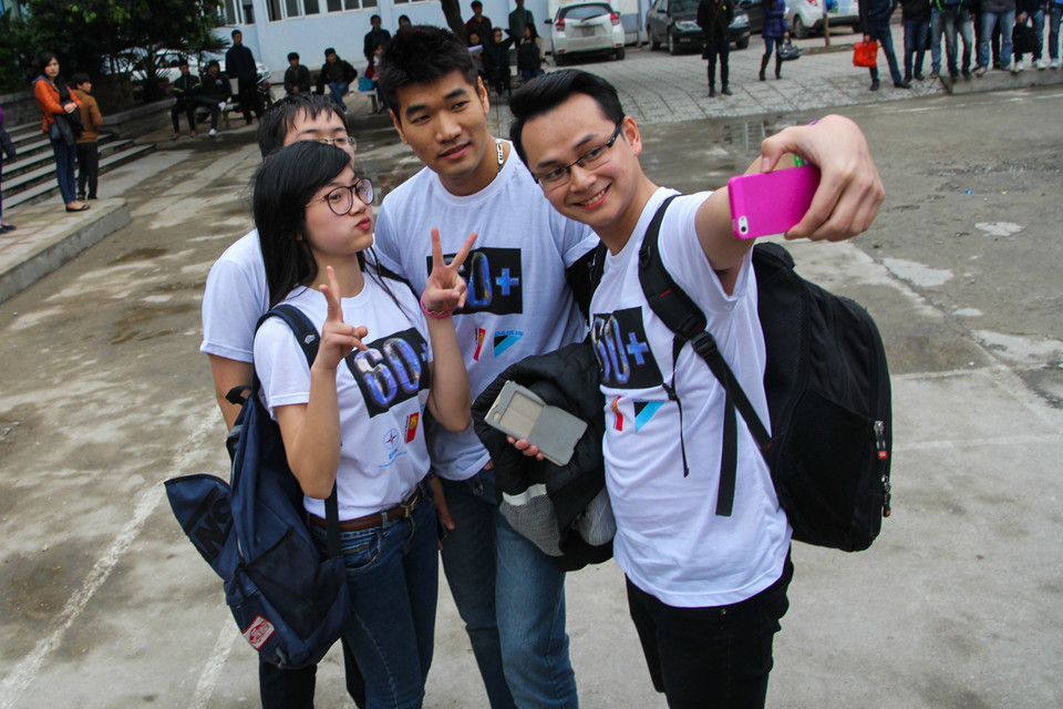 Trong chuỗi các chương trình của chiến dịch Giờ Trái Đất 2015, ca sỹ Tạ Quang Thắng, Á hậu Thụy Vân và hàng trăm bạn sinh viên đại học Điện lực đã cùng nhau xếp thành hình chữ 60+ EPU. (Ảnh: Minh Sơn/Vietnam+)