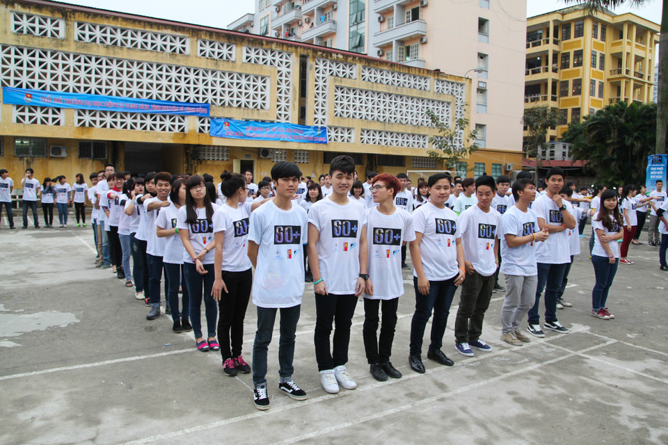 Trong chiến dịch Khởi động Giờ Trái Đất 2015, hơn 3000 học sinh, sinh viên đã tham gia hưởng ứng. (Ảnh: Minh Sơn/Vietnam+)