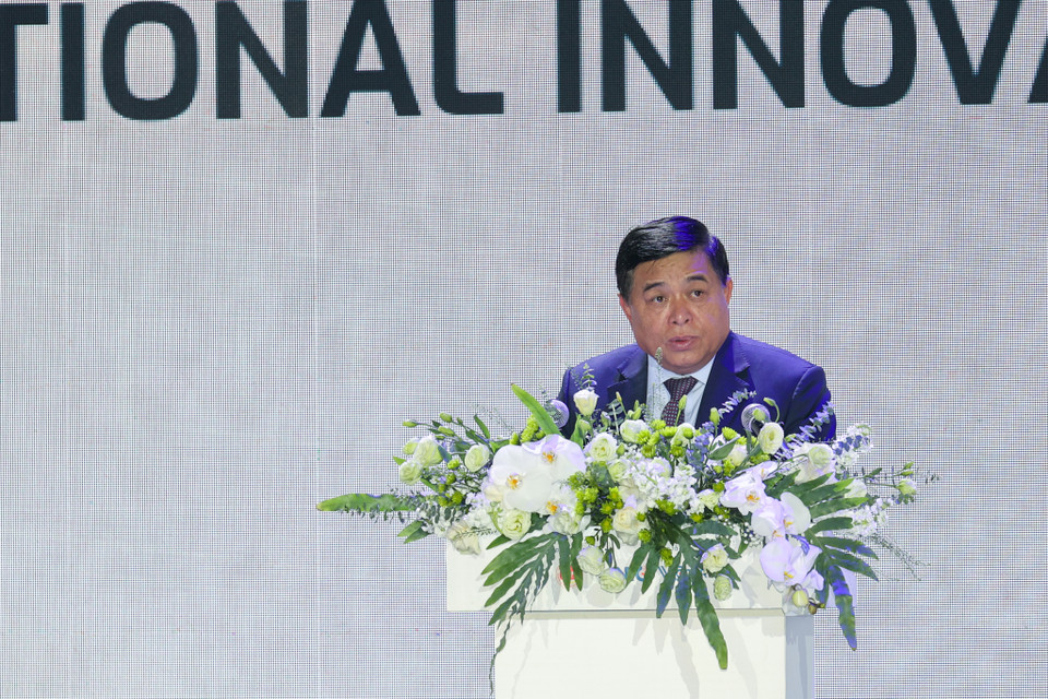 "Trong thời gian tới, với sự chỉ đạo quyết liệt của Chính phủ, sự hỗ trợ từ các bộ, ban ngành, và sự đồng lòng của toàn xã hội, tôi tin tưởng rằng, NIC sẽ không chỉ là nơi kết nối các nguồn lực, mà còn là biểu tượng của tinh thần đổi mới sáng tạo Việt Nam, góp phần thực hiện mục tiêu Chiến lược phát triển kinh tế - xã hội giai đoạn 2021-2030 nhằm xây dựng một Việt Nam hùng cường và thịnh vượng vào năm 2045," Bộ trưởng Nguyễn Chí Dũng nhận xét. (Ảnh: Minh Sơn/Vietnam+)