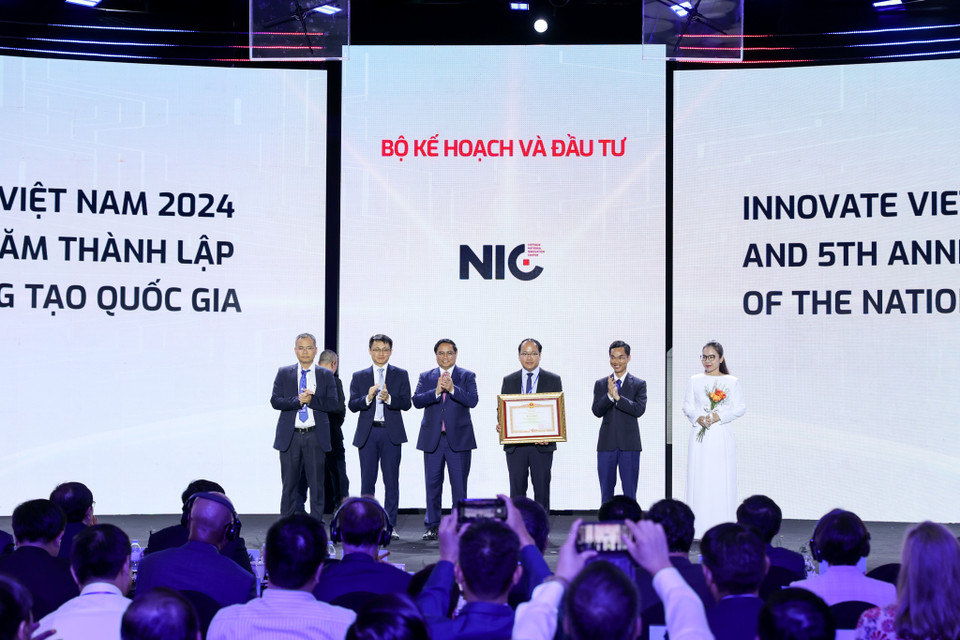 Thủ tướng Phạm Minh Chính trao bằng khen cho tập thể NIC. (Ảnh: Minh Sơn/Vietnam+)