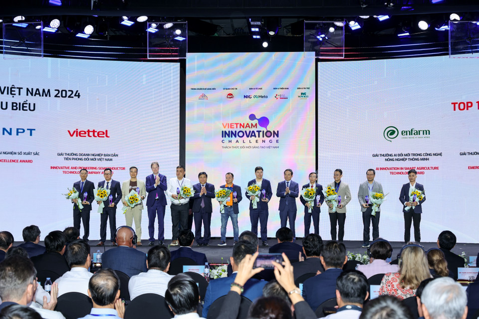 Bộ trưởng Nguyễn Chí Dũng và ông Nick Clegg - Chủ tịch Tập đoàn Meta trao giải cho Top 6 VIC 2024 các giải pháp tiêu biểu xuất sắc Top 5 và Giải pháp tiêu biểu Top 15 Chương trình thách thức Đổi mới sáng tạo Việt Nam năm 2024 - VIC 2024. (Ảnh: Minh Sơn/Vietnam+)