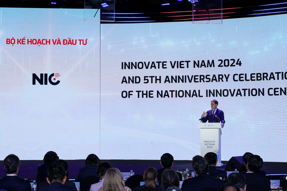 Ngài Nick Clegg - Chủ tịch phụ trách Đối ngoại Toàn cầu, Tập đoàn Meta, chia sẻ: “Meta vinh dự được hợp tác với Bộ Kế hoạch và Đầu tư để thúc đẩy tương lai phát triển AI của Việt Nam và xây dựng hệ sinh thái đổi mới sáng tạo. Khi tiềm năng phát triển AI của Việt Nam ngày càng mạnh mẽ, Meta cam kết hỗ trợ tầm nhìn dài hạn của Việt Nam trong việc đưa AI trở thành trụ cột chính của nền kinh tế số. Thông qua hợp tác với Chính phủ Việt Nam, chúng tôi mong đợi những cơ hội mới sẽ tiếp tục mở ra từ Việt Nam trong tương lai.” (Ảnh: Minh Sơn/Vietnam+)