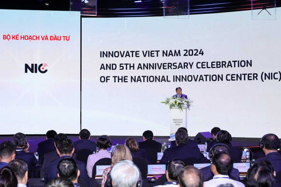 Phát biểu tại sự kiện, Bộ trưởng Bộ Kế hoạch và Đầu tư Nguyễn Chí Dũng nhấn mạnh trong chặng đường 5 năm qua, NIC đã đạt được nhiều kết quả tích cực trong việc thành lập, phát triển và dẫn dắt hệ sinh thái đổi mới sáng tạo quốc gia. Thành công của Trung tâm không chỉ là thành quả của sự quyết tâm và nỗ lực không ngừng nghỉ, mà còn là minh chứng cho tầm nhìn chiến lược, sự chỉ đạo đúng đắn, quyết liệt của Chính phủ, Thủ tướng Chính phủ và sự phối hợp, hỗ trợ của các bộ, ngành, địa phương, cộng đồng doanh nghiệp. (Ảnh: Minh Sơn/Vietnam+)