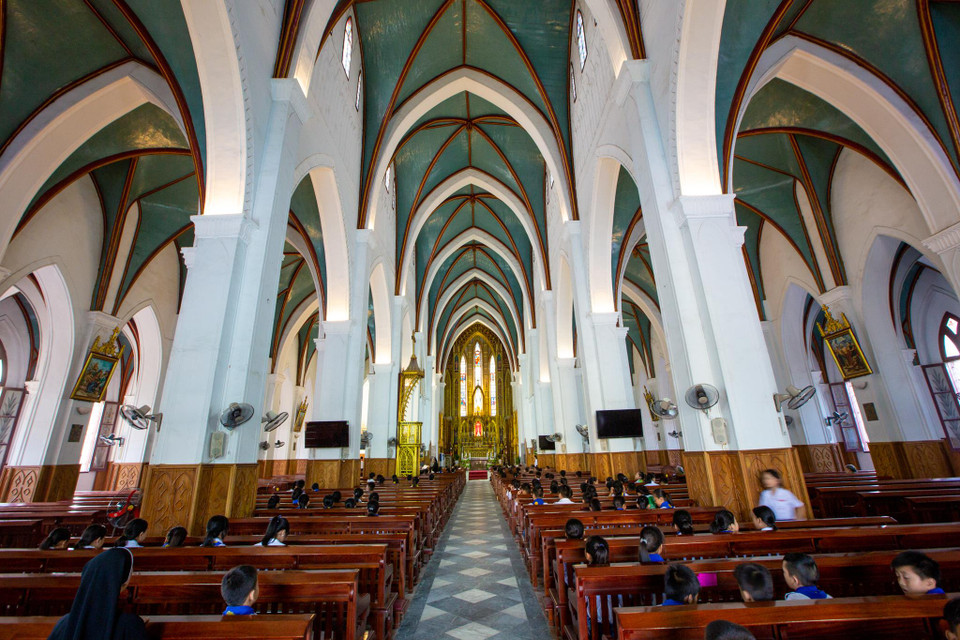 Nhà thờ dài 67,2 mét, rộng 31,2 mét và cao đỉnh 23,2 mét, mang tước hiệu Đức Mẹ Vô Nhiễm Nguyên Tội. Với 4 hàng cột, chia làm 5 gian dọc, nhà thờ có thể chứa từ 4.000-5.000 người. (Ảnh: Minh Sơn/Vietnam+)