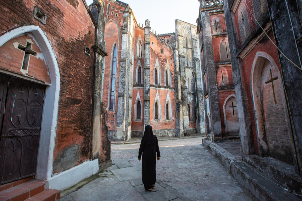 Nhiều du khách tới đây tỏ ra thích thú với lối kiến trúc đặc sắc, cảm tưởng như lạc vào không gian văn hóa của châu Âu. (Ảnh: Minh Sơn/Vietnam+)