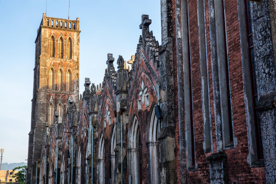 Đây là trung tâm hành hương của giáo phận Hà Nội, từng giữ vai trò là nhà thờ chính tòa của tổng giáo phận từ năm 1882 đến 1936. (Ảnh: Minh Sơn/Vietnam+)