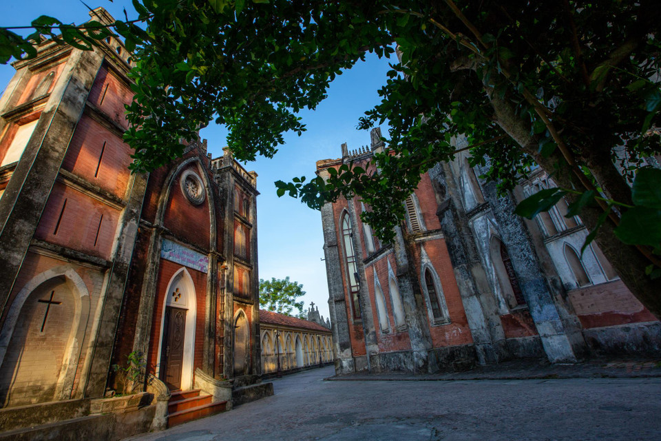 Tháng 6/2010, nhà thờ Sở Kiện được nâng thành tiểu Vương cung thánh đường tước hiệu Đức Mẹ Vô Nhiễm Nguyên Tội. (Ảnh: Minh Sơn/Vietnam+)