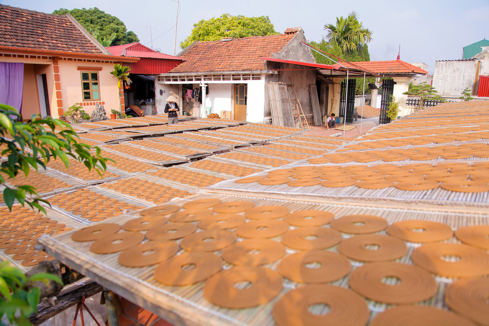  Làm hương xạ là nghề truyền thống ở Cao Thôn đã có từ hàng trăm năm nay, ban đầu chỉ có vài gia đình, dần dần phát triển ra cả thôn.(Ảnh: Thành Nguyễn/Vietnam+)