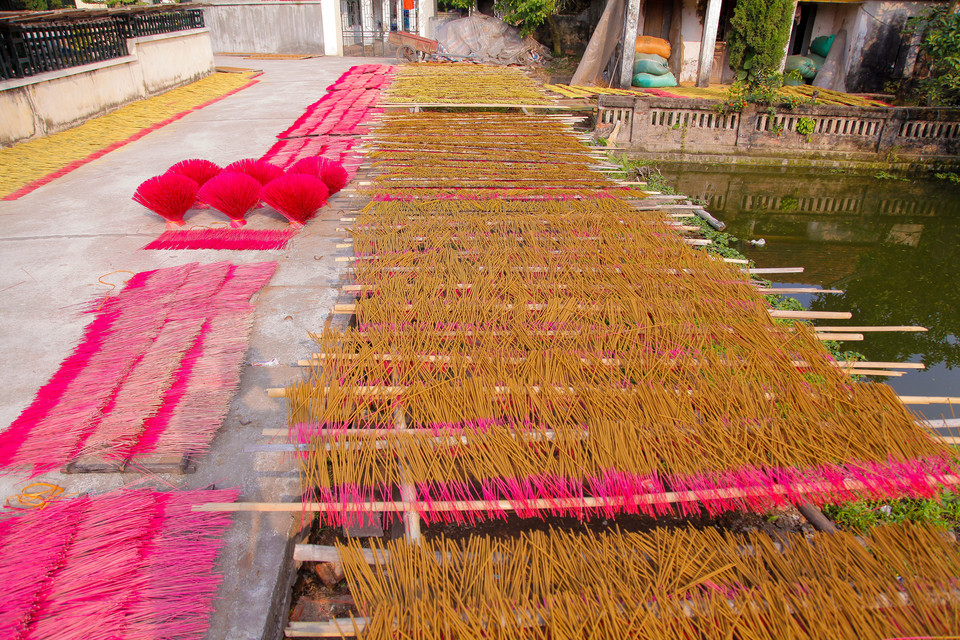  Mùi thơm đặc trưng của thảo mộc, nhẹ mà thanh, không sực nức xộc thẳng vào mũi như những loại hương tẩm hóa chất thơm, và hương thơm phảng phất rất lâu trong không khí là những đặc trưng hiếm có ở làng hương xạ Cao Thôn.(Ảnh: Thành Nguyễn/Vietnam+)