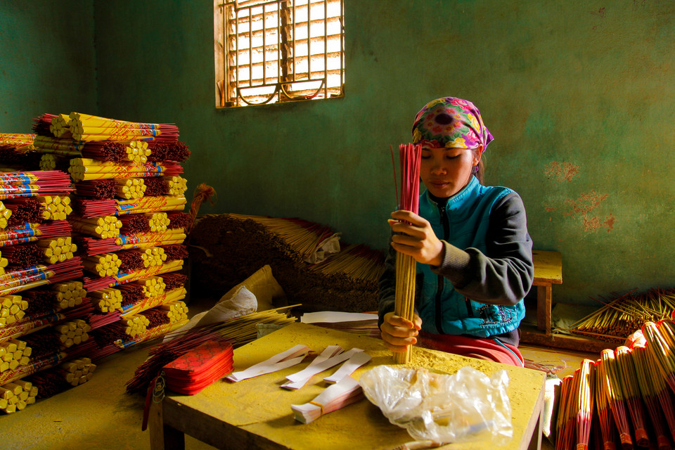  Từ một nghề mang tính thời vụ phục vụ chủ yếu các dịp lễ hội, nghề làm hương đã trở thành nghề quanh năm của các hộ gia đình ở Cao Thôn.(Ảnh: Thành Nguyễn/Vietnam+) 