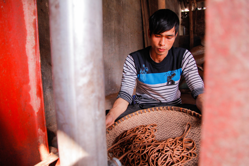  Hiện nay Cao Thôn sản xuất ba loại hương là hương vòng, hương nén và hương sào.(Ảnh: Thành Nguyễn/Vietnam+)
