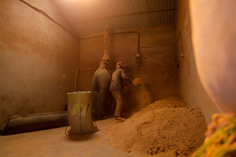  Công đoạn đầu tiên là nhồi nguyên liệu. Nguyên liệu làm hương là các loại thảo mộc như xuyên đại hoàng, xuyên quy, trắc bách diệp, hoàng đàn, tùng bạch chỉ, đinh hương, mỏ quạ.(Ảnh: Thành Nguyễn/Vietnam+)