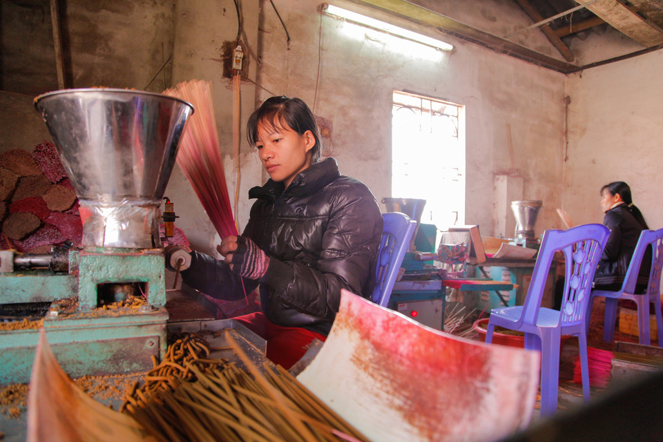  Nhiều hộ gia đình ở Cao Thôn hiện nay đã sử dụng máy nén hương tăng năng suất lao động.(Ảnh: Thành Nguyễn/Vietnam+)