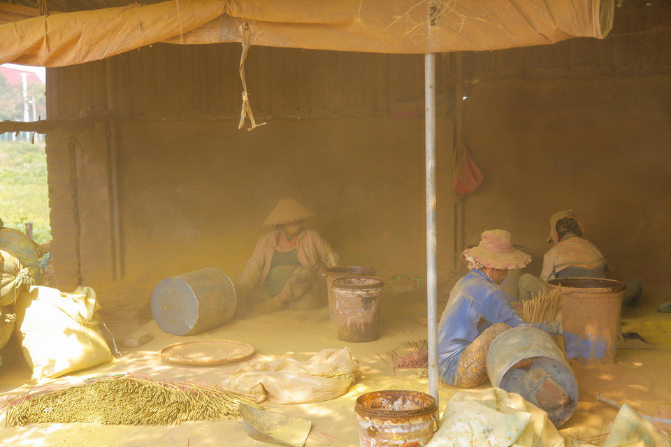  Hầu hết các công đoạn đều được làm thủ công. Điều kiện làm việc nhiều bụi khiến những thợ làm hương có nguy cơ cao mắc các bệnh về đường hô hấp.(Ảnh: Thành Nguyễn/Vietnam+)