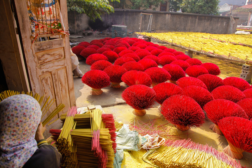Người Cao Thôn cho rằng, nghề làm hương liên quan đến tâm linh, lương tâm làm nghề không cho phép họ cẩu thả, làm hương giả, hương kém chất lượng.(Ảnh: Thành Nguyễn/Vietnam+)