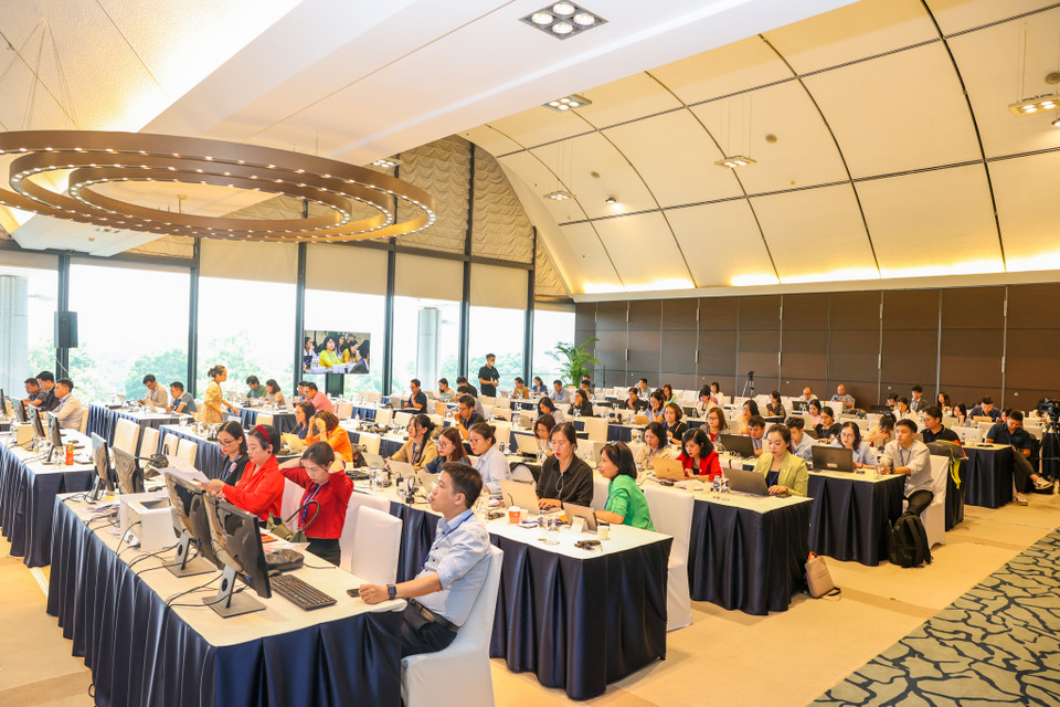 Hàng trăm phóng viên đến từ các cơ quan báo chí trong nước đã có mặt tại Trung tâm báo chí để đưa tin về Hội nghị. (Ảnh: Minh Sơn/Vietnam+)