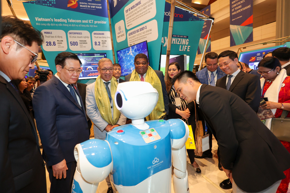 Chủ tịch Quốc hội Vương Đình Huệ và ngài Duarte Pacheco - Chủ tịch Liên minh Nghị viện Thế giới (IPU) tham quan một gian hàng tại Triển lãm với chủ đề 'Khát vọng Việt Nam.' trong khuôn khổ Hội nghị. (Ảnh: Minh Sơn/Vietnam+)