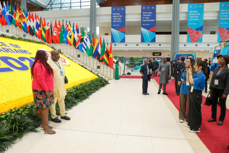 Để được lựa chọn tham dự Hội nghị, các tình nguyện viên phải tìm hiểu sâu về đất nước, con người Việt Nam vì họ chính là gương mặt đại diện của thế hệ trẻ Việt Nam tiếp xúc với các nghị sỹ từ khắp nơi trên thế giới. (Ảnh: Minh Sơn/Vietnam+)