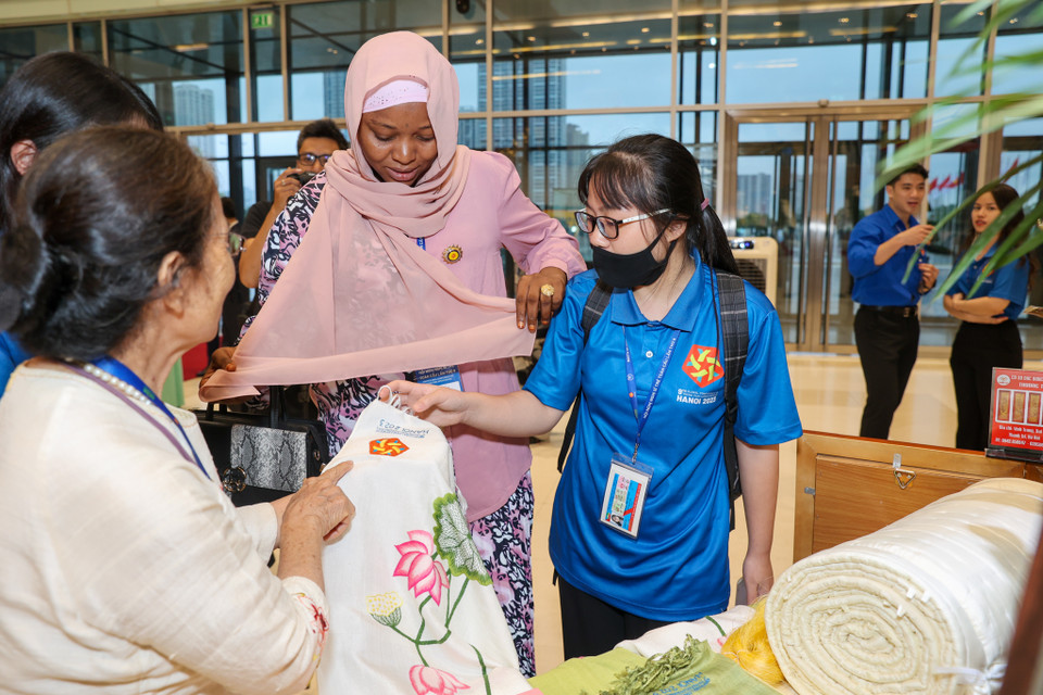 Sự kiện cũng là cơ hội để những tình nguyện viên thế hệ 'Gen Z' học hỏi kiến thức, kỹ năng mà thanh niên thời đại mới cần có. (Ảnh: Minh Sơn/Vietnam+)