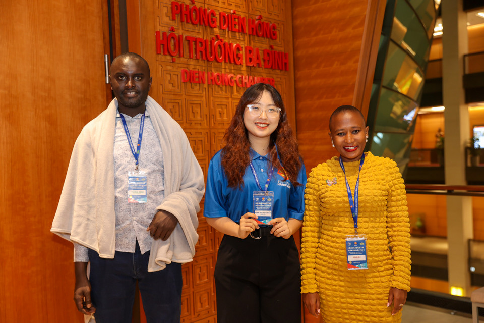 Lê Thanh Hà (sinh năm 2003) hiện là sinh viên trường Đại học Kinh tế Quốc dân. Hà cho biết cảm thấy rất vinh dự khi được gặp đại biểu đến từ khắp nơi trên thế giới. 'Em luôn tự nhủ mình sẽ cố gắng hoàn thành tốt nhất công việc được giao để mang những hình ảnh đẹp nhất của Việt Nam ta ra thế giới.' (Ảnh: Minh Sơn/Vietnam+)