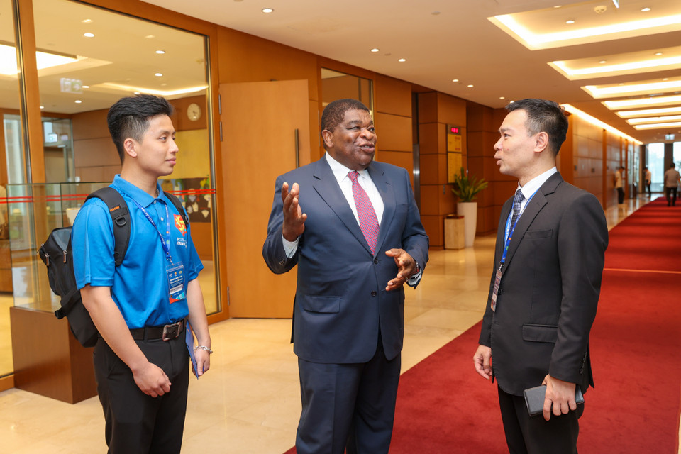 Phạm Hải Nam (áo xanh, sinh năm 1999) đang học tại Đại học Canberra được vinh dự tháp tùng ông Martin Chungong - Tổng thư ký Liên minh Nghị viện Thế giới. Nam cho biết đây là lần đầu tham dự một sự kiện lớn như vậy, tuy nhiên Nam đã chuẩn bị kỹ lưỡng để sẵn sàng phục vụ tốt nhất cho Hội nghị. (Ảnh: Minh Sơn/Vietnam+)