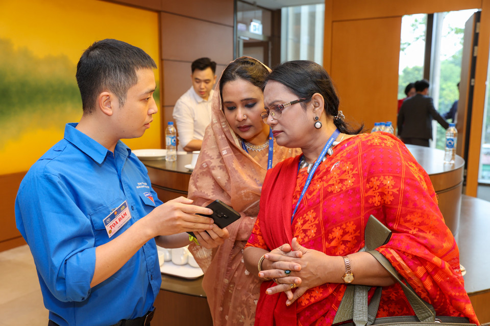 Các tình nguyện viên đi theo tháp tùng đoàn quốc tế được coi như là một 'đại sứ văn hóa' góp phần giới thiệu hình ảnh về đất nước, con người Việt Nam và những thành tựu mà Việt Nam đã đạt được trong mắt các đại biểu quốc tế. (Ảnh: Minh Sơn/Vietnam+)