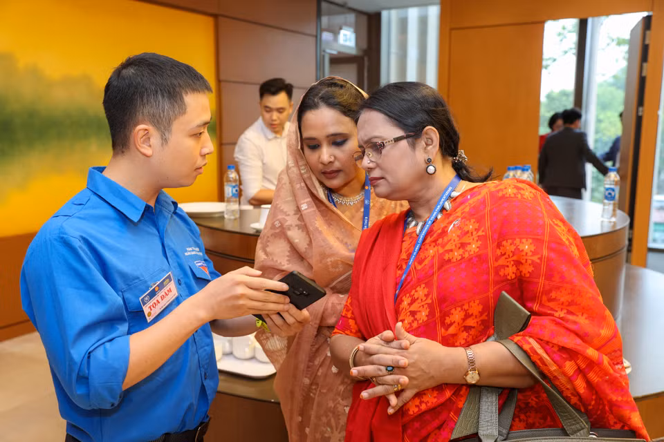 Các tình nguyện viên đi theo tháp tùng đoàn quốc tế được coi như là một 'đại sứ văn hóa' góp phần giới thiệu hình ảnh về đất nước, con người Việt Nam và những thành tựu mà Việt Nam đã đạt được trong mắt các đại biểu quốc tế. (Ảnh: Minh Sơn/Vietnam+)