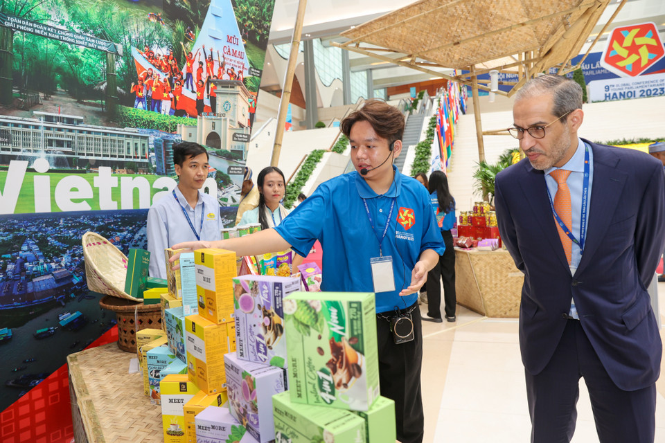 Hồ Hải Đăng (sinh năm 2005) hiện là sinh viên năm nhất trường đại học Ngoại Thương. Đăng chia sẻ em cảm thấy rất vinh dự khi được tham gia làm tình nguyện viên cho Hội nghị. 'Đây là một cơ hội lớn để em gặp gỡ bạn bè quốc tế cũng như giới thiệu về văn hóa, lịch sử, con người Việt Nam.' (Ảnh: Minh Sơn/Vietnam+)