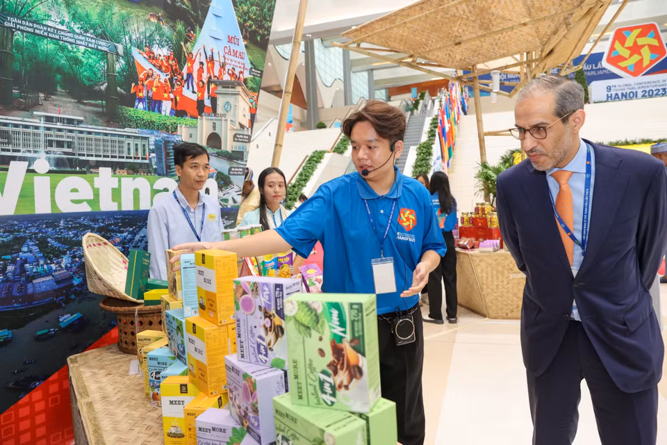 Hồ Hải Đăng (sinh năm 2005) hiện là sinh viên năm nhất trường đại học Ngoại Thương. Đăng chia sẻ em cảm thấy rất vinh dự khi được tham gia làm tình nguyện viên cho Hội nghị. 'Đây là một cơ hội lớn để em gặp gỡ bạn bè quốc tế cũng như giới thiệu về văn hóa, lịch sử, con người Việt Nam.' (Ảnh: Minh Sơn/Vietnam+)