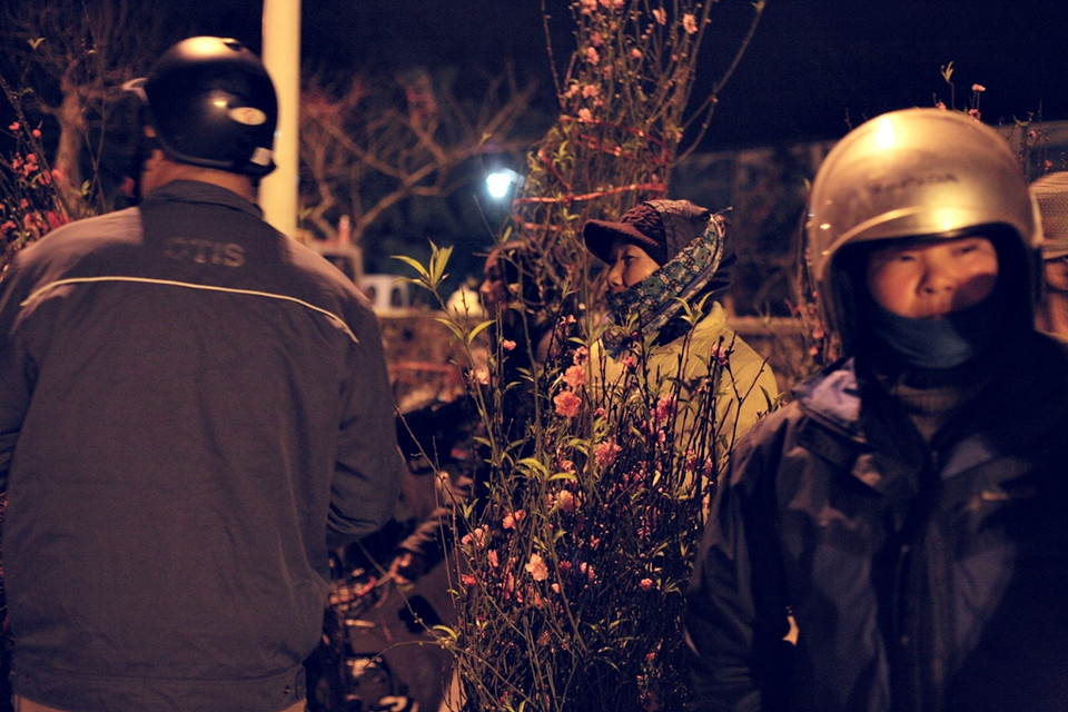 2 giờ sáng, người buôn đào tại chợ Quảng An đã bắt đầu một ngày làm việc mới. (Ảnh: Quỳnh Chi/Vietnam+)