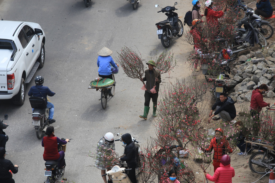 Những xe hàng linh động tản ra đường phố Hà Nội khi trời sáng. (Ảnh: Quỳnh Chi/Vietnam+)